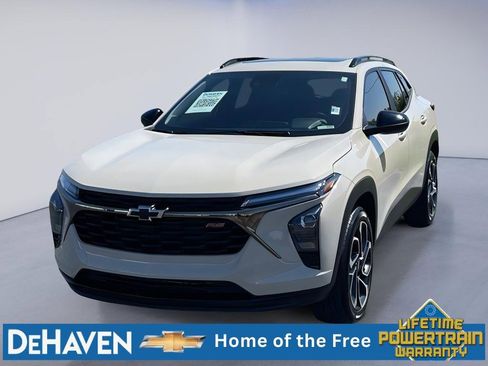 Used 2026 Chevrolet Trax RS w/ Sunroof Package FWD image 1