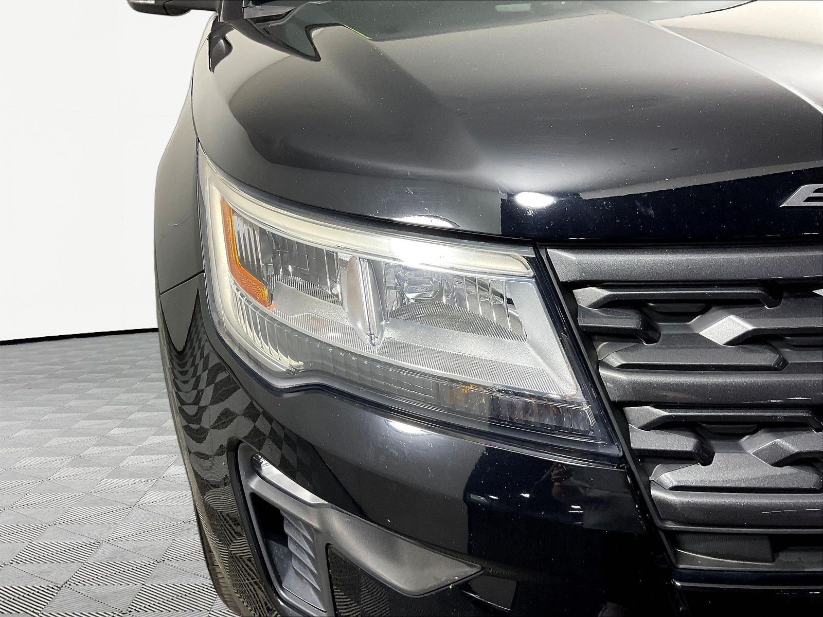 Used 2018 Ford Explorer XLT w/ Equipment Group 202A AWD/4WD image 32
