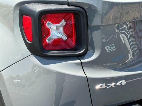 Used 2022 Jeep Renegade Latitude AWD/4WD image 25