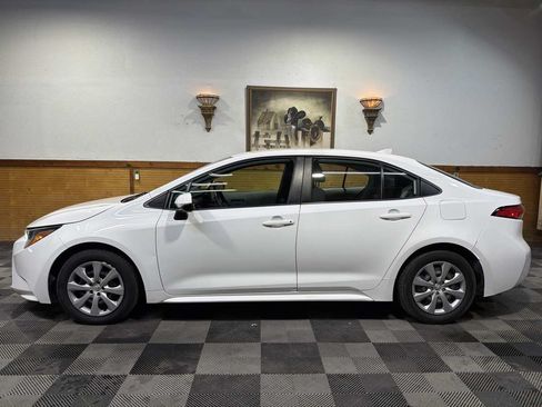 Used 2022 Toyota Corolla LE FWD image 2