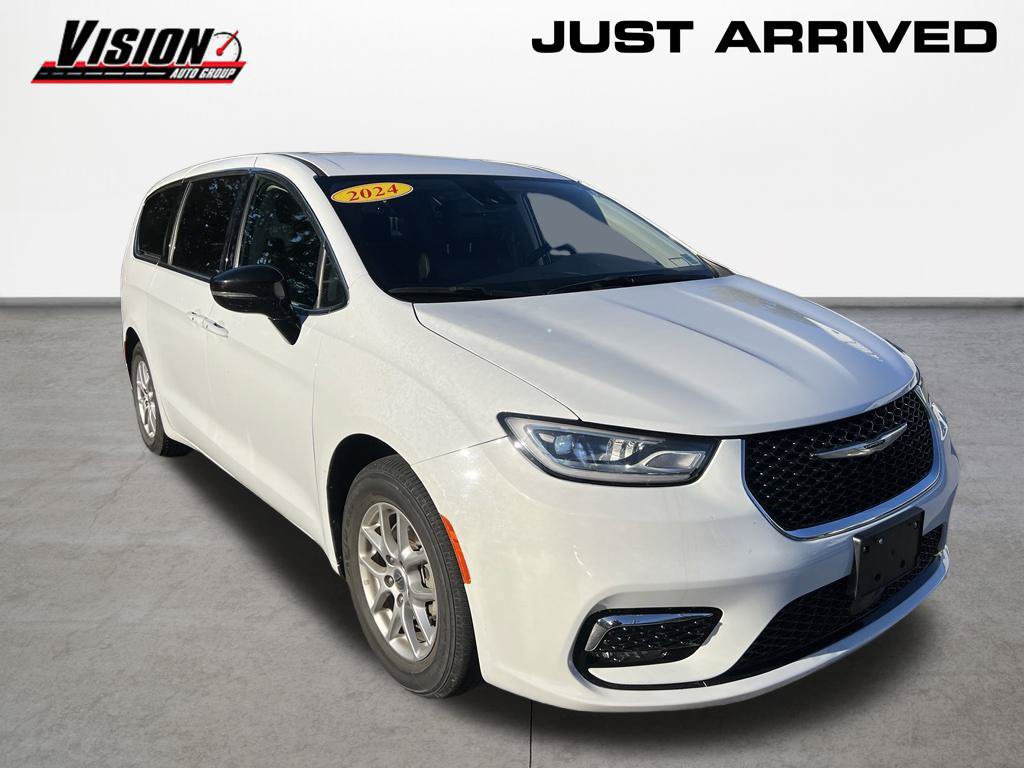 Used 2024 Chrysler Pacifica Touring-L FWD image 7