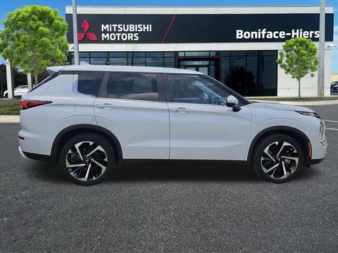 Used 2024 Mitsubishi Outlander SE Black Edition FWD image 4