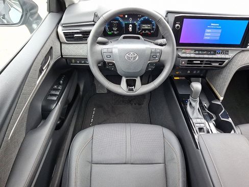 Used 2025 Toyota Camry image 11