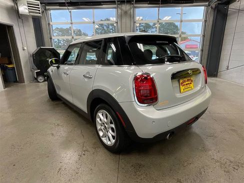 Used 2021 MINI Cooper 4-Door Hardtop w/ Premium Package FWD image 3