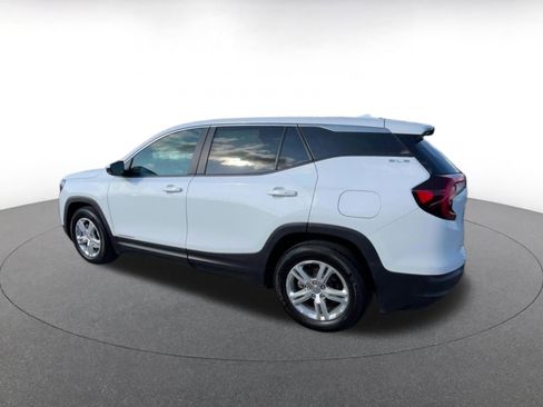 Used 2024 GMC Terrain SLE FWD image 10