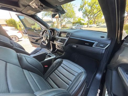 Used 2015 Mercedes-Benz ML 63 AMG 4MATIC w/ AMG Performance Package image 43