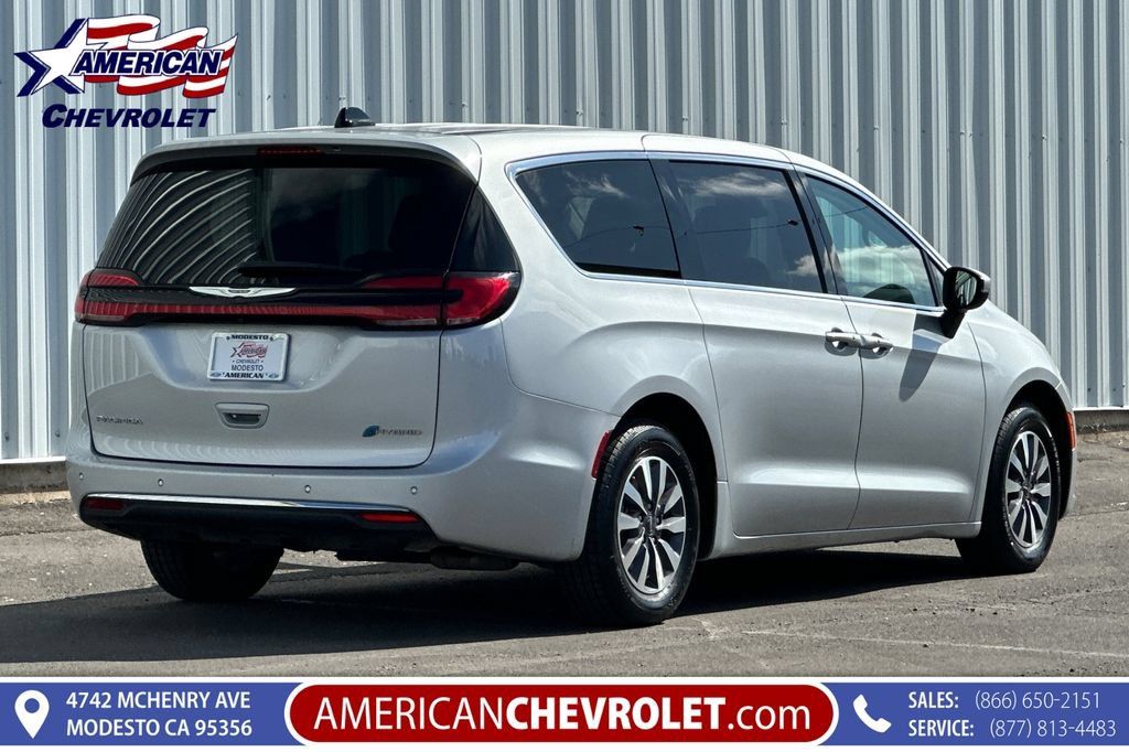 Used 2023 Chrysler Pacifica Touring-L FWD image 4
