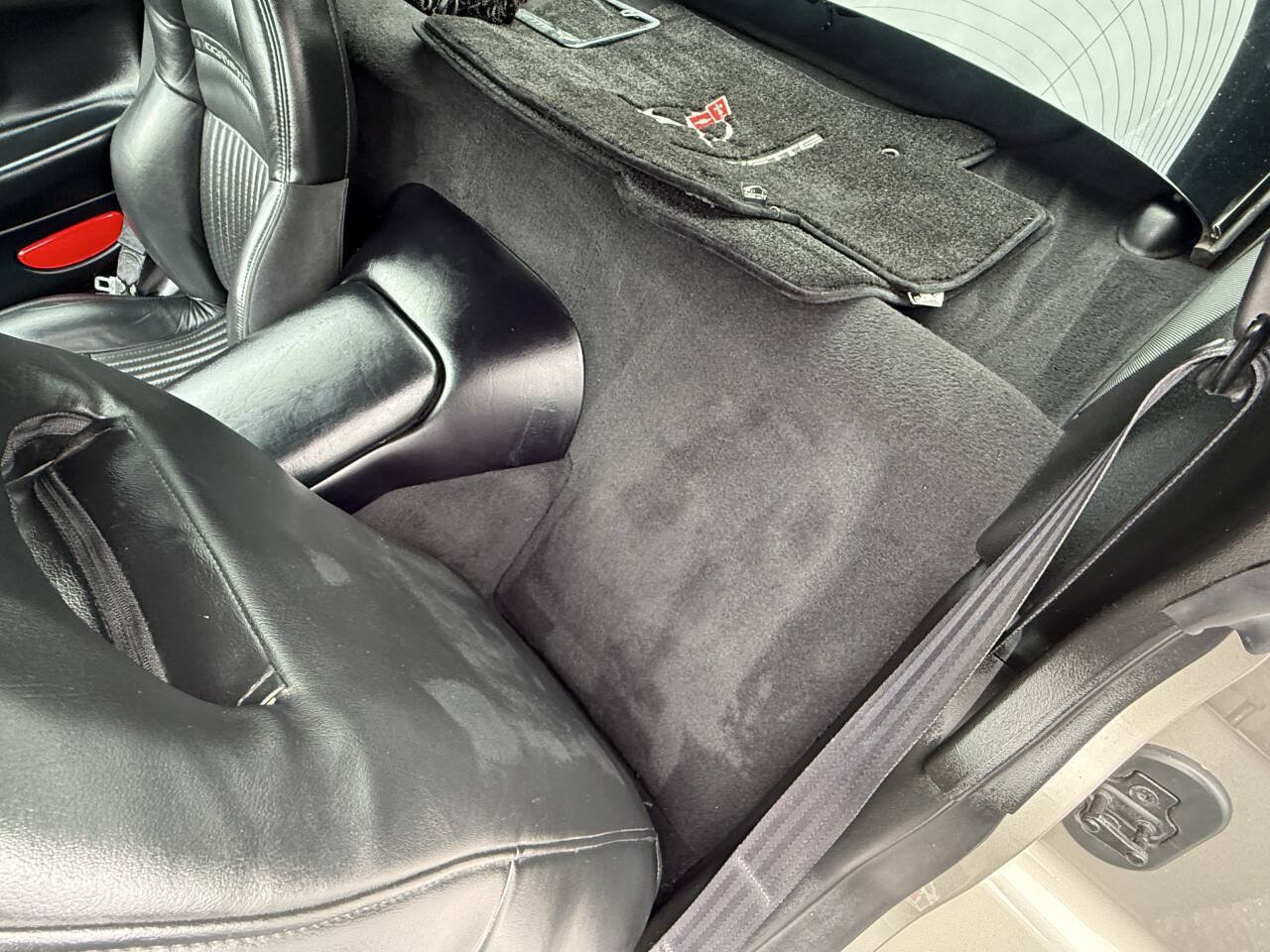 Used 1998 Chevrolet Corvette Coupe w/ Roof Pkg RWD image 18
