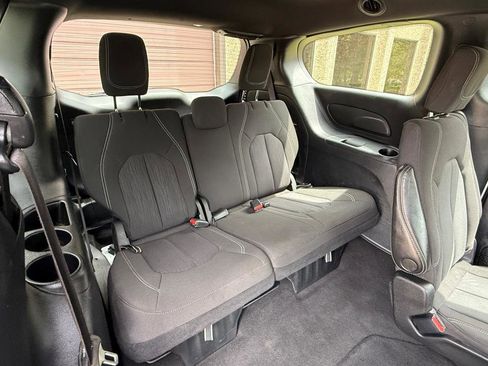 Used 2022 Chrysler Pacifica Touring FWD image 21