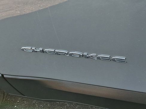 Certified 2019 Jeep Cherokee Latitude Plus w/ Comfort/Convenience Group image 35