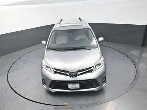 Used 2018 Toyota Sienna XLE FWD image 13