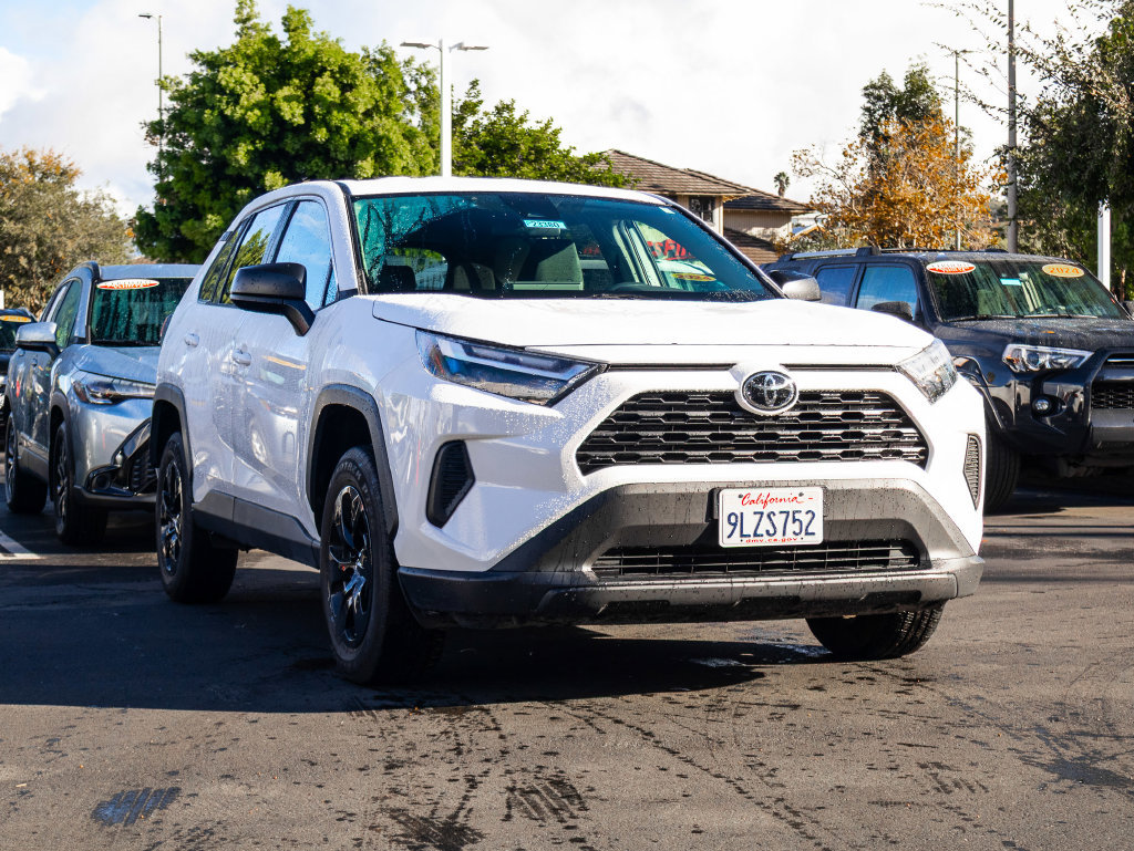 Used 2023 Toyota RAV4 LE AWD/4WD image 2