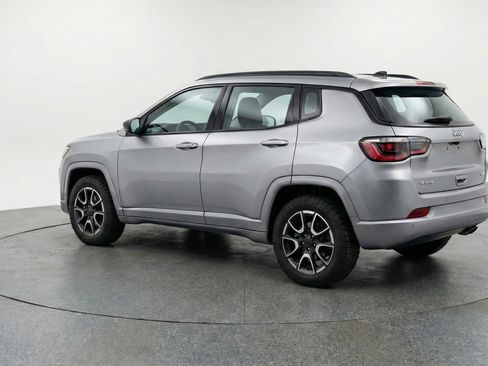 Used 2025 Jeep Compass Trailhawk AWD/4WD image 6
