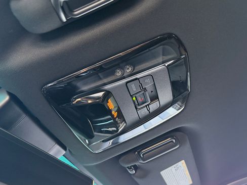 Used 2022 Toyota Venza Limited image 9