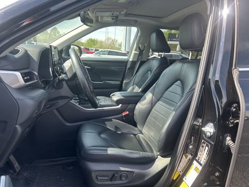 Used 2022 Toyota Highlander XLE image 9