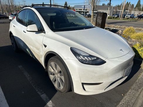 Used 2022 Tesla Model Y Long Range image 3