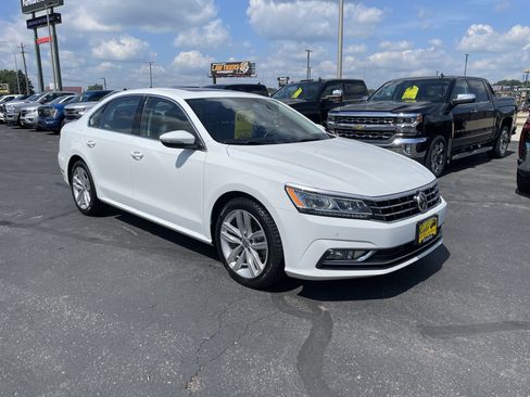 Used 2018 Volkswagen Passat 2.0T SE FWD image 2
