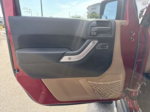 Used 2012 Jeep Wrangler Unlimited Rubicon AWD/4WD image 11