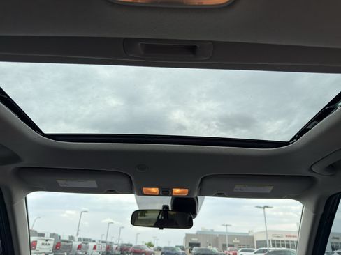 Used 2022 Hyundai Venue SEL FWD image 16