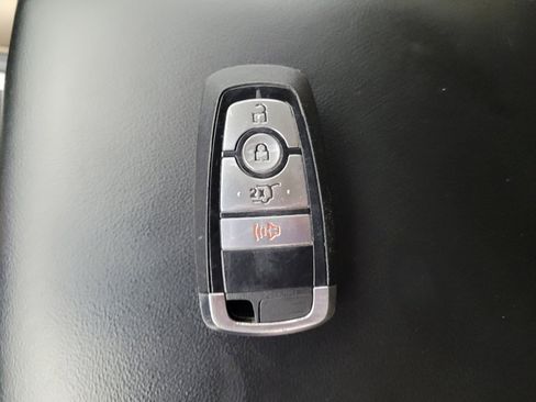 Used 2023 Ford Explorer XLT image 32