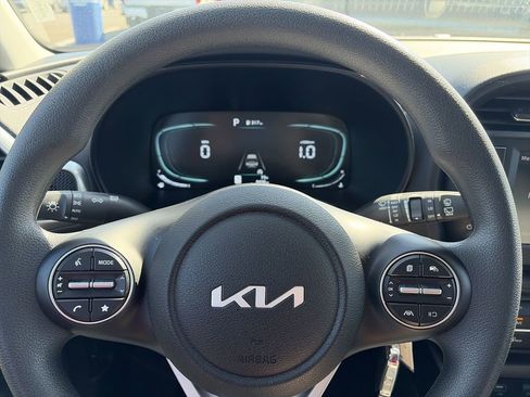Used 2025 Kia Soul LX w/ LX Technology Package FWD image 14