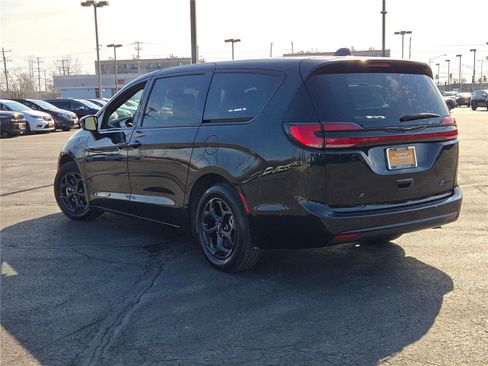 Certified 2022 Chrysler Pacifica Touring-L w/ Uconnect Theater Family Group image 18