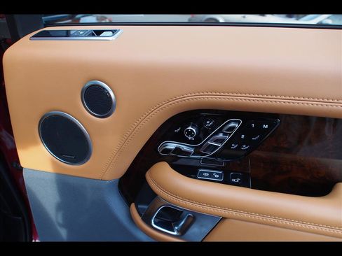 Used 2018 Land Rover Range Rover Autobiography image 17