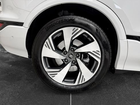 Used 2025 Audi Q6 e-tron Premium Plus w/ Premium Plus AWD/4WD image 35