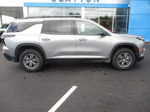 Certified 2025 Chevrolet Traverse LT image 2