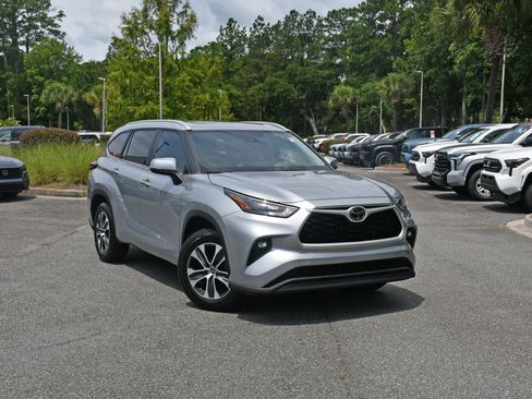 Used 2023 Toyota Highlander XLE FWD image 6