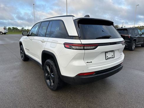 Used 2023 Jeep Grand Cherokee Altitude AWD/4WD image 3