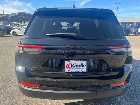 New 2025 Jeep Grand Cherokee Laredo image 6