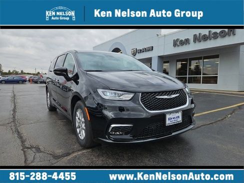 New 2026 Chrysler Pacifica Select image 1