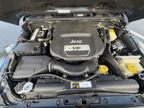 Used 2016 Jeep Wrangler Unlimited Sahara w/ Connectivity Group AWD/4WD image 19