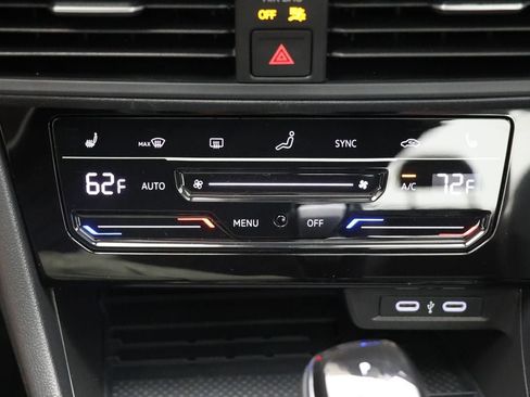 Used 2025 Volkswagen Jetta SE FWD image 22