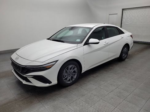 Used 2024 Hyundai Elantra SEL image 2