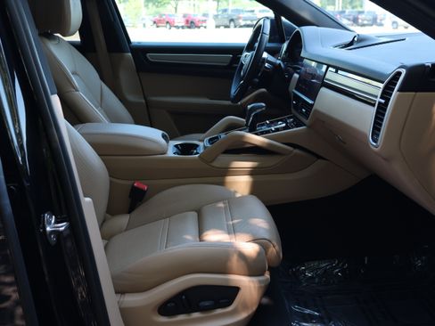 Used 2023 Porsche Cayenne Platinum Edition AWD/4WD image 39