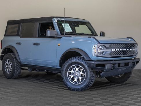 Used 2022 Ford Bronco Badlands image 2