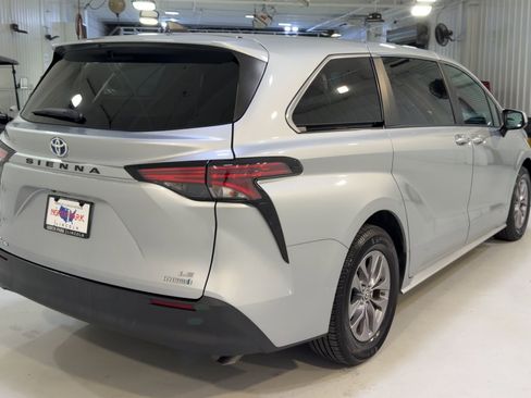 Used 2021 Toyota Sienna LE FWD image 9