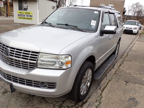 Used 2011 Lincoln Navigator 4WD image 4