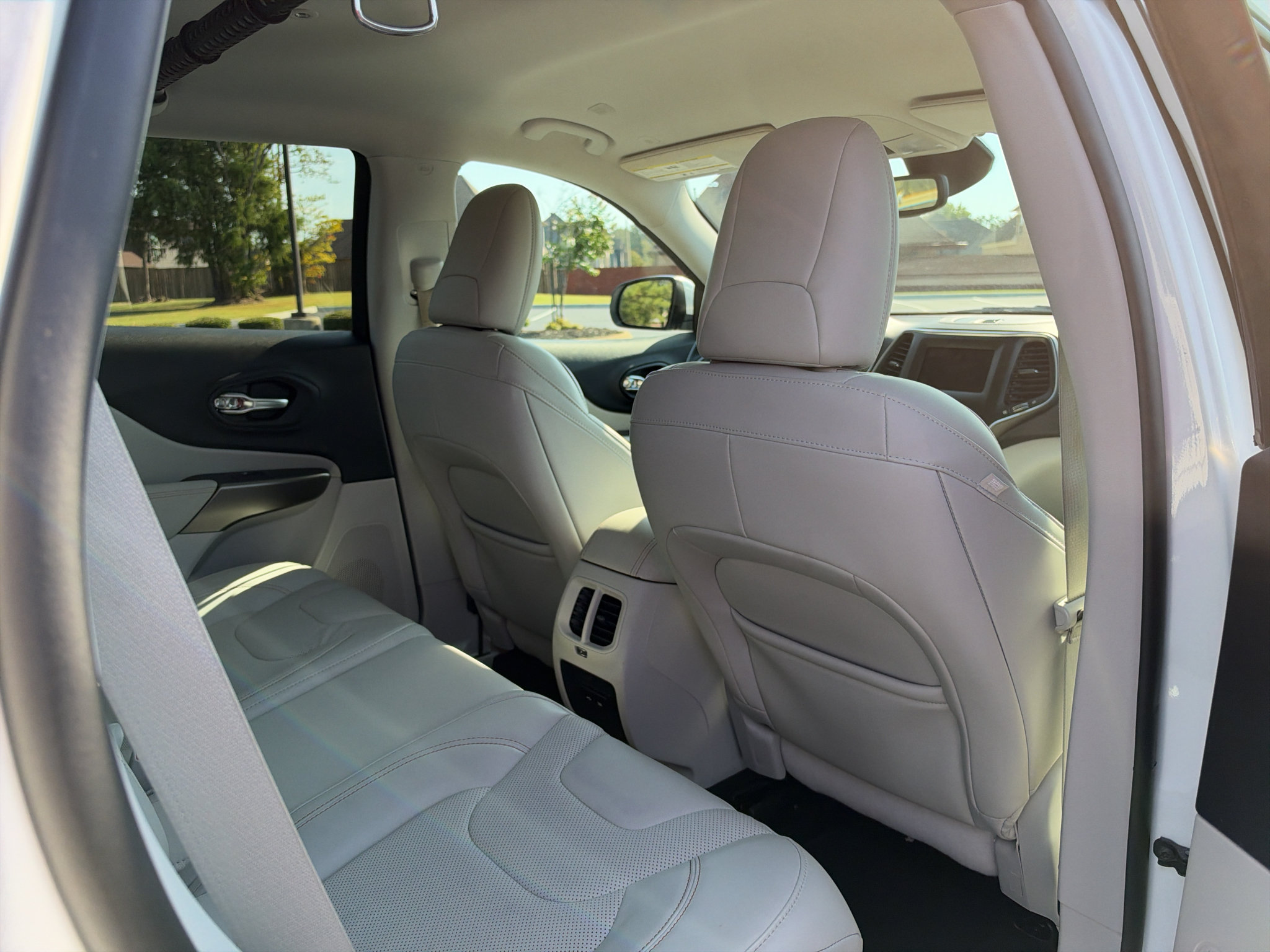Used 2020 Jeep Cherokee Latitude Lux w/ Quick Order Package 2YH Lux FWD image 16