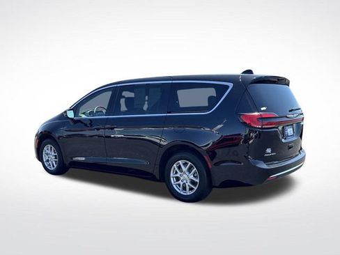 Used 2025 Chrysler Pacifica Select FWD image 3