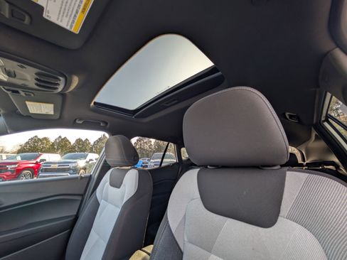 Used 2024 Chevrolet Trax RS w/ Sunroof Package image 7