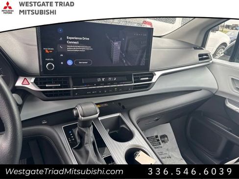 Used 2025 Toyota Sienna XLE FWD image 8