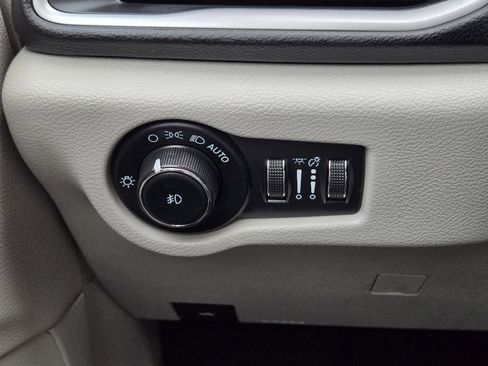 Used 2022 Chrysler Pacifica Touring-L w/ Uconnect Theater Family Group image 24