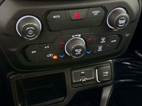 Used 2019 Jeep Renegade Latitude image 18