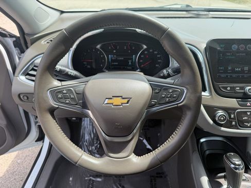 Used 2018 Chevrolet Malibu LT FWD image 16
