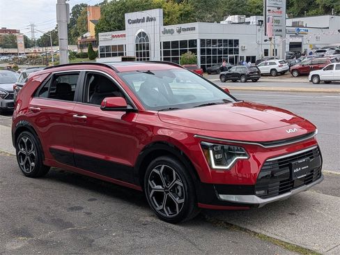 Used 2024 Kia Niro SX Touring image 4