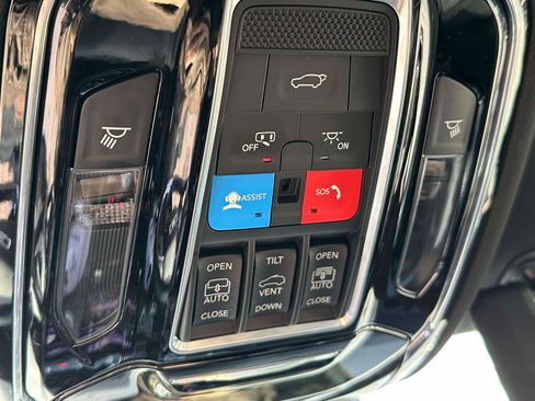 Used 2022 Jeep Grand Cherokee Overland w/ Luxury Tech Group IV image 29