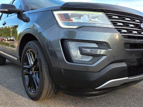 Used 2017 Ford Explorer XLT w/ Equipment Group 202A AWD/4WD image 21